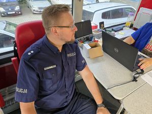 Na zdjęciu umundurowany policjant podczas akcji krwiodawstwa.