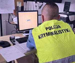 Na zdjęciu technik kryminalistyki wykonuje czynności z zatrzymanym.