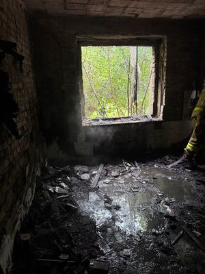 Na zdjęciu uszkodzone okno w domu jednorodzinnym w Rybniku.