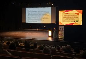 Na zdjęciu Konferencja "Razem przeciwko przemocy" w Czerwionce - Leszczynach. Zdjęcie uczestników, w tle scena.