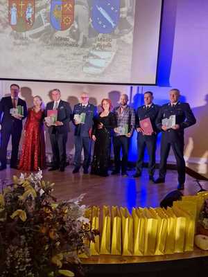 Na zdjęciu naczelnicy uczestniczą w gali, gdzie Rybnik utytułowany został: "Bezpiecznym Miastem Powiatowym 2024".