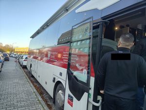 Na zdjęciu mężczyzna stojący w kolejce, aby oddać krew.