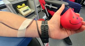 Na zdjęciu mężczyzna oddający krew.