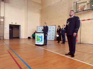 Na zdjęciu młodszy inspektor Krzysztof Piotem oraz Naczelnik prewencji.