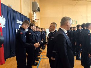 Na zdjęciu Pan Komendant oraz Prezydent gratulują młodym kadetom szkoły.
