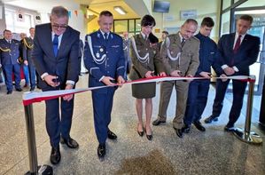 Na zdjęciu uroczyste otwarcie klasy mundurowej. Przedstawiciele służb przecinają wstążkę.