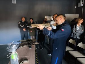 Na zdjęciu młodszy inspektor Krzysztof Piontek na nowej strzelnicy w Zespole Szkół numer 5 w Rybniku.