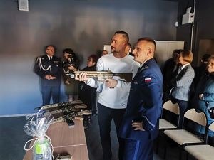 Na zdjęciu młodszy inspektor Krzysztof Piontek na nowej strzelnicy w Zespole Szkół numer 5 w Rybniku.