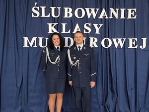 Na zdjęciu Pan Komendant wraz z kadrową.