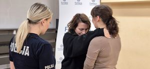 Na zdjęciu policjantka szkoląca kobiety z samoobrony.