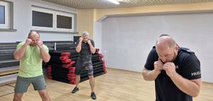 Na zdjęciu policyjny instruktor uczący samoobrony w Rybniku.