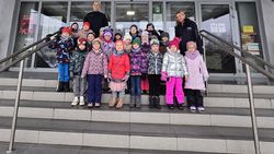 Na zdjęciu przedszkolaki przed komendą w Rybniku. Pamiątkowe zdjęcie z policjantami.