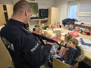 Na zdjęciu policjant opowiada o służbie w Policji.