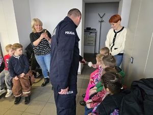 Na zdjęciu dzieci z przedszkola numer 1 w rybnickiej komendzie.