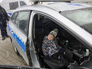 Na zdjęciu maluszki z przedszkola uważnie słuchają o służbie w Policji.