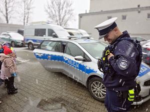 Na zdjęciu dzieci oglądają policyjny sprzęt.