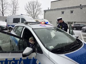 Na zdjęciu dzieci oglądają policyjny sprzęt.