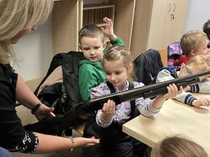 Na zdjęciu dzieci z Przedszkola numer 1 z wizyta w komendzie.