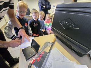 Na zdjęciu dzieci z Przedszkola numer 1 z wizyta w komendzie.