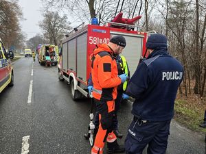 Na zdjęciu służby podczas wykonywania czynności na miejscu wypadku śmiertelnego, w Rybniku, w którym zginęły dwie osoby.