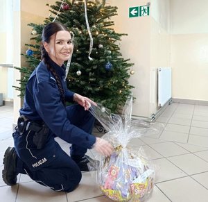 Na zdjęciu policjantka z prezentem.