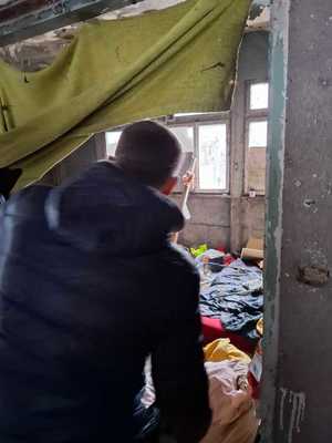 Na zdjęciu streetworker, który kontroluje miejsca przebywania osób bezdomnych.