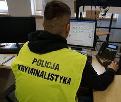 Na zdjęciu technik kryminalistyki.