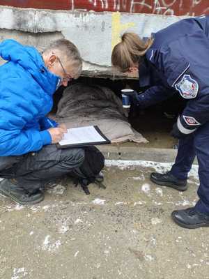 Na zdjęciu policjanci kontrolują miejsca przebywania osób bezdomnych.