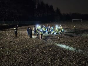 Na zdjęciu młodzież podczas manewrów ratowniczych.