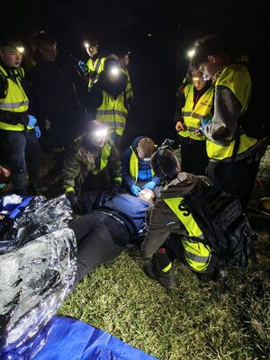 Na zdjęciu młodzież podczas ćwiczeń udziela pomocy poszkodowanemu.