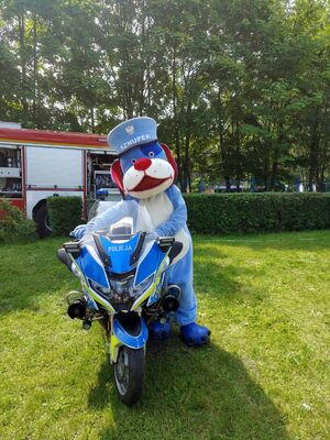 Na zdjęciu Sznupek i policyjny motocykl.