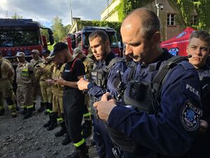 Na zdjęciu policjanci oraz strażacy.
