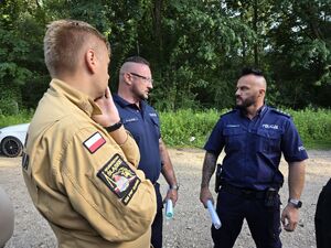 Na zdjęciu policjanci oraz strażak.