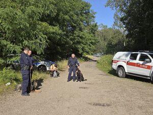 Na zdjęciu policjanci. Przewodnik psa służbowego wraz z psem.