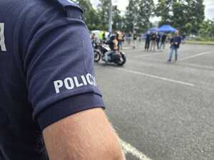 Policjant w trakcie zabezpieczenia