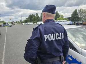 Policjant obserwuje przebieg przejazdu