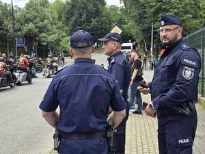 Policjanci obserwują motocyklistów