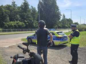 Policjanci kontrolują motocyklistę