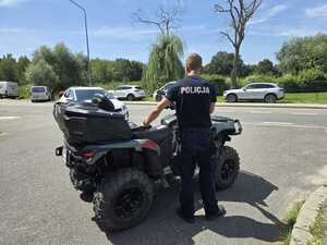 Policjant przy quadzie
