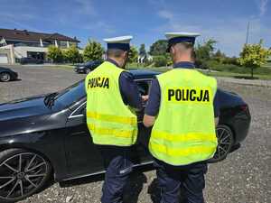Mundurowi kontrolują pojazd