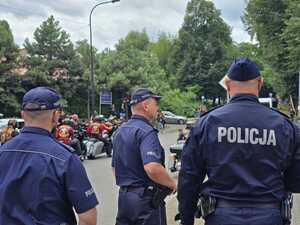 Policjanci obserwują motocykle
