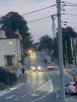 Na zdjęciu widać osoby, które popełniają wykroczenia drogowe na hulajnogach elektrycznych.