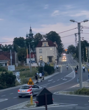 Na zdjęciu widać osoby, które popełniają wykroczenia drogowe na hulajnogach elektrycznych.