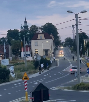 Na zdjęciu widać osoby, które popełniają wykroczenia drogowe na hulajnogach elektrycznych.