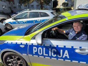 Na zdjęciu dzielnicowy z Posterunku Policji w Świerklanach.