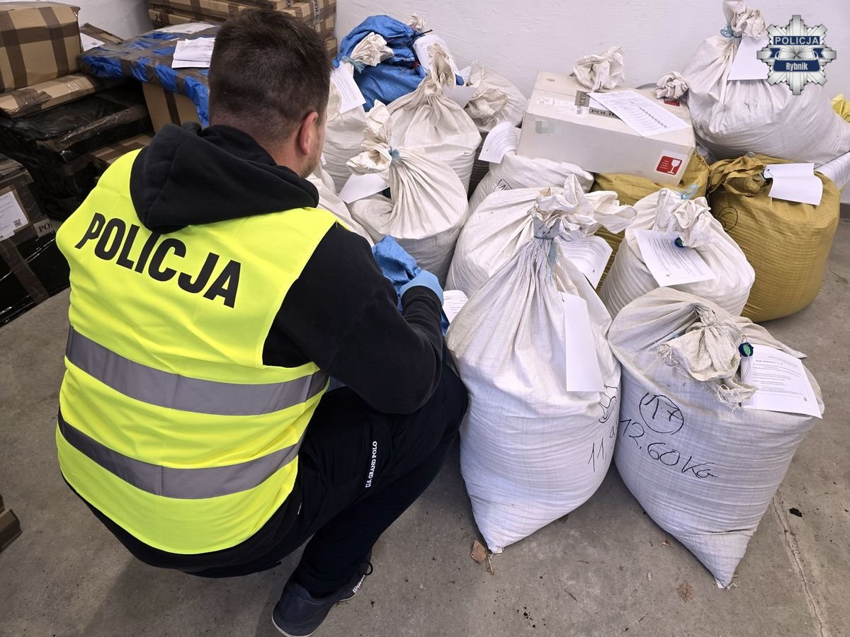 Policjanci z Rybnika przejęli ponad 800 kg nielegalnego tytoniu i 45 tysięcy papierosów