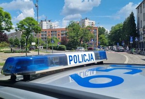 Niebezpieczny finał jazdy. Nietrzeźwy kierujący uderzył pojazdem w obiekt Komendy Miejskiej Policji w Rybniku