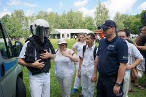 policjant i uczestnik festynu