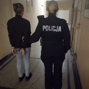 policjantka idzie z zatrzymaną kobietą