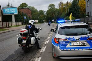 radiowóz i motocykl policyjny